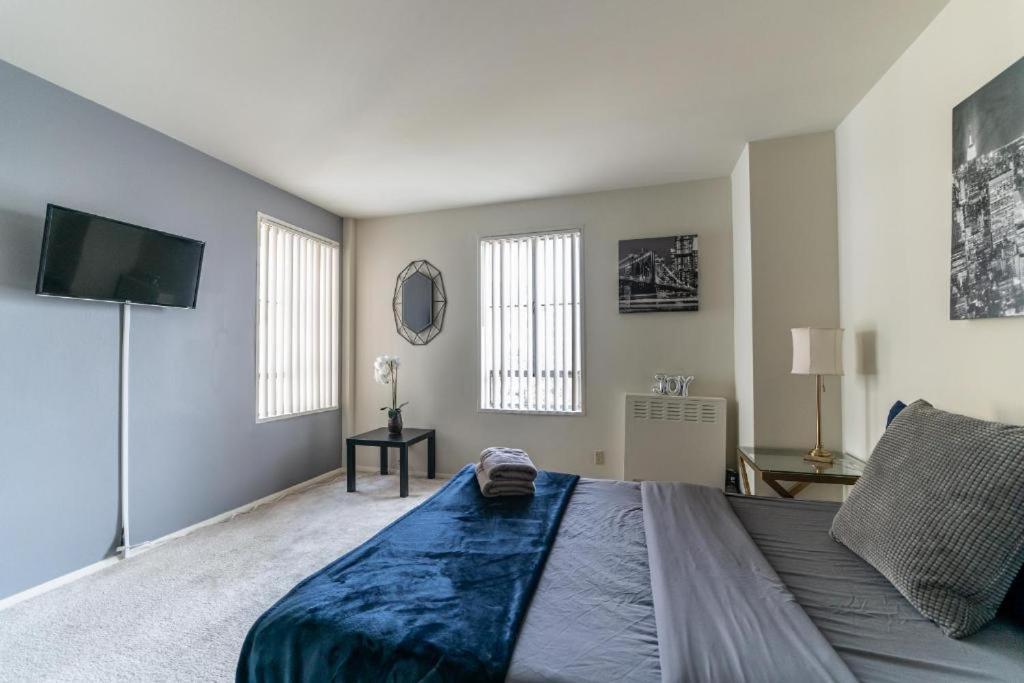 Spacious Charming Condo With Great Views Near The Grove ロサンゼルス エクステリア 写真