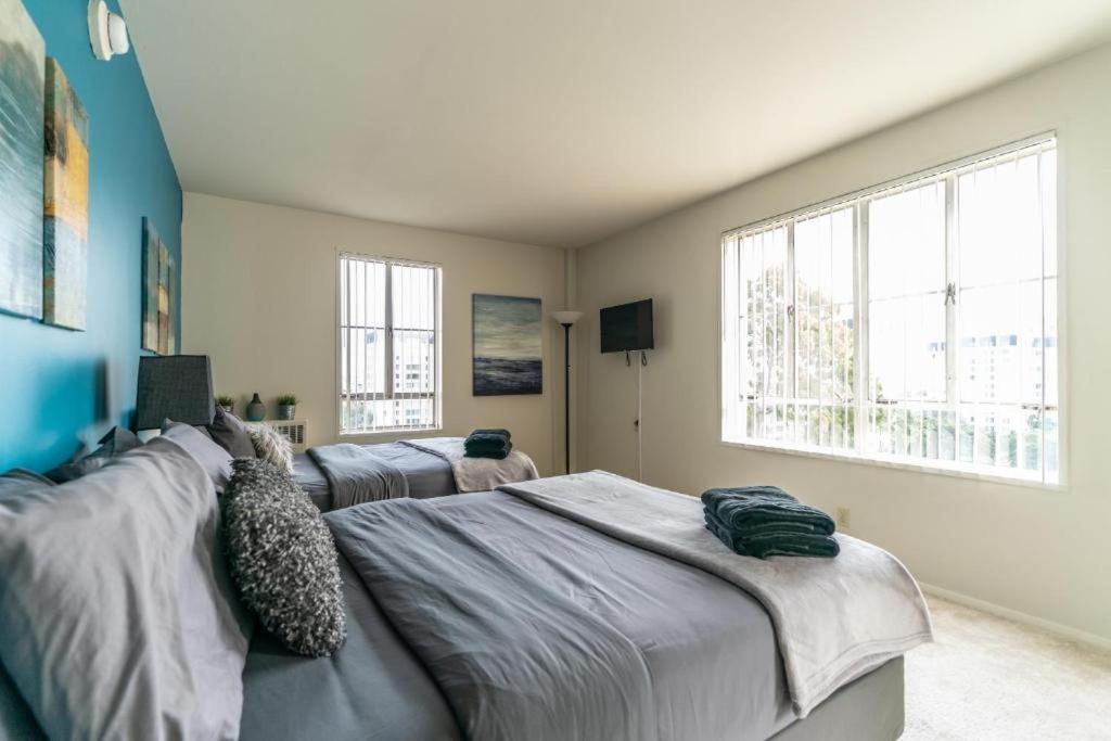 Spacious Charming Condo With Great Views Near The Grove ロサンゼルス エクステリア 写真