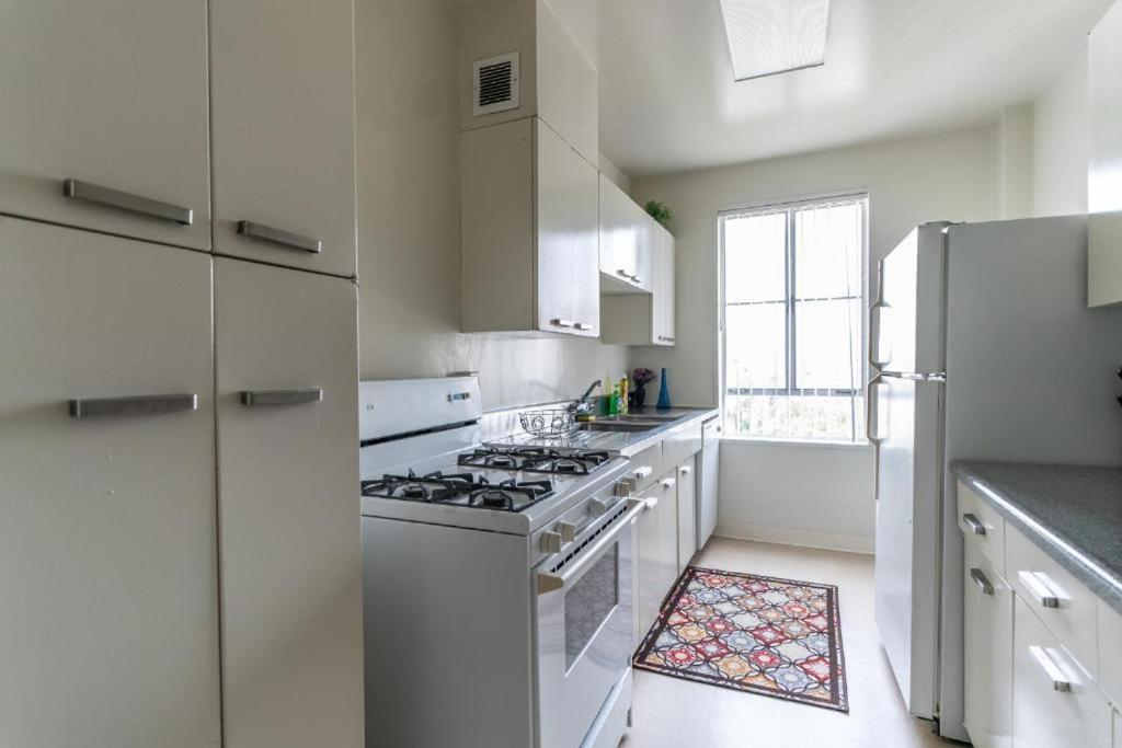 Spacious Charming Condo With Great Views Near The Grove ロサンゼルス エクステリア 写真