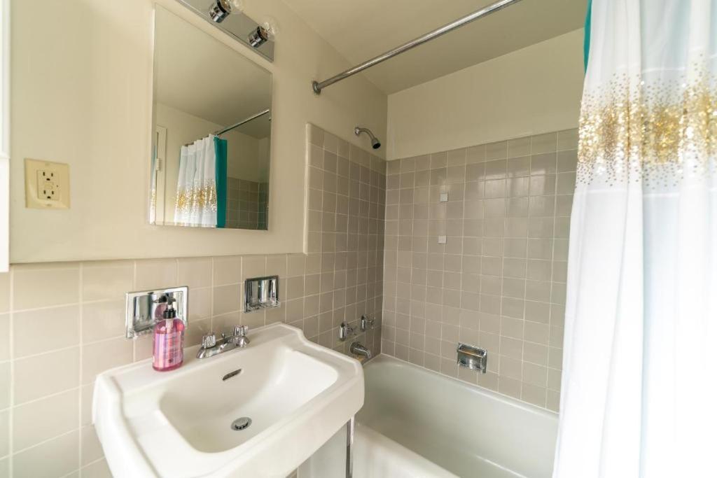 Spacious Charming Condo With Great Views Near The Grove ロサンゼルス エクステリア 写真