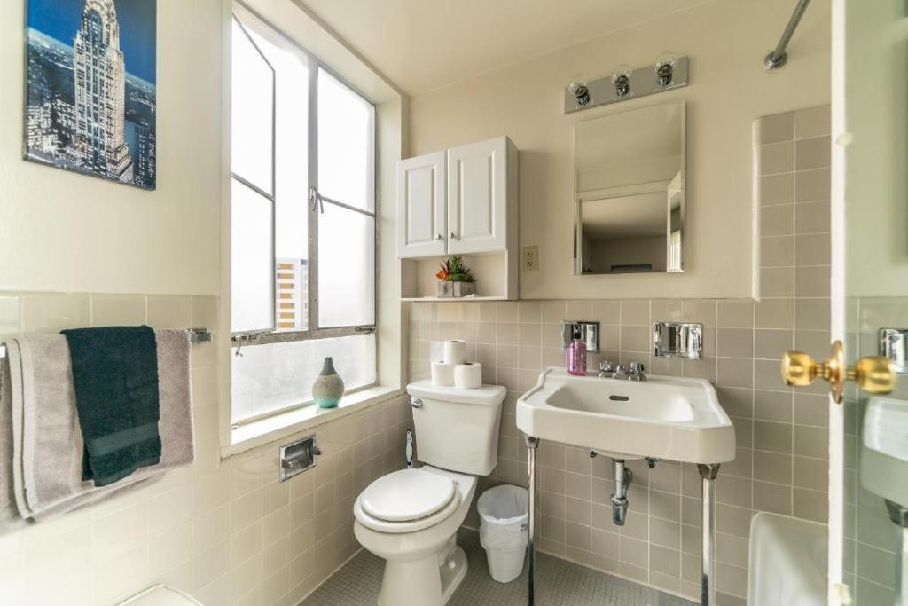 Spacious Charming Condo With Great Views Near The Grove ロサンゼルス エクステリア 写真